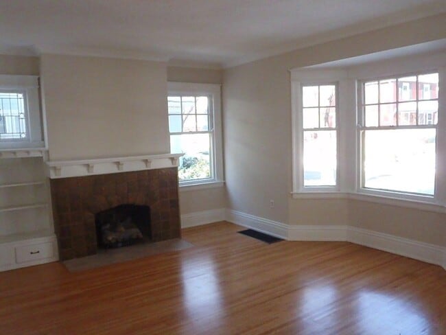 Livingroom with fireplace - 923 Harvard St