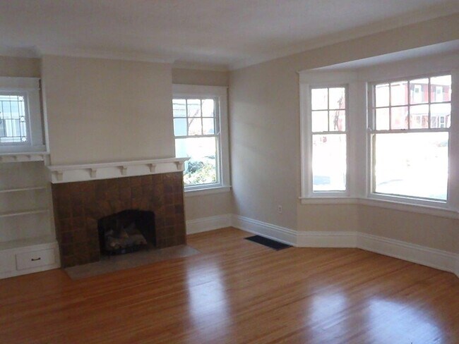 Sala de estar con chimenea - 923 Harvard St