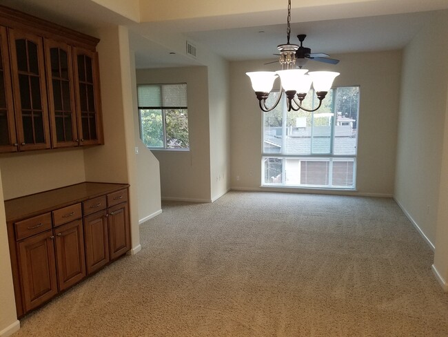Building Photo - Tri Level 2 Bedroom, 2 1/2 bath condo