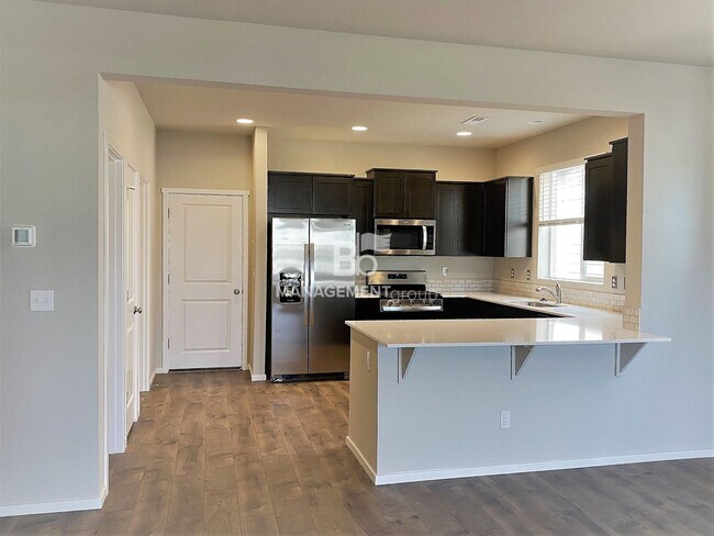 Foto del edificio - Happy Valley Newer Townhome with Large Mas...