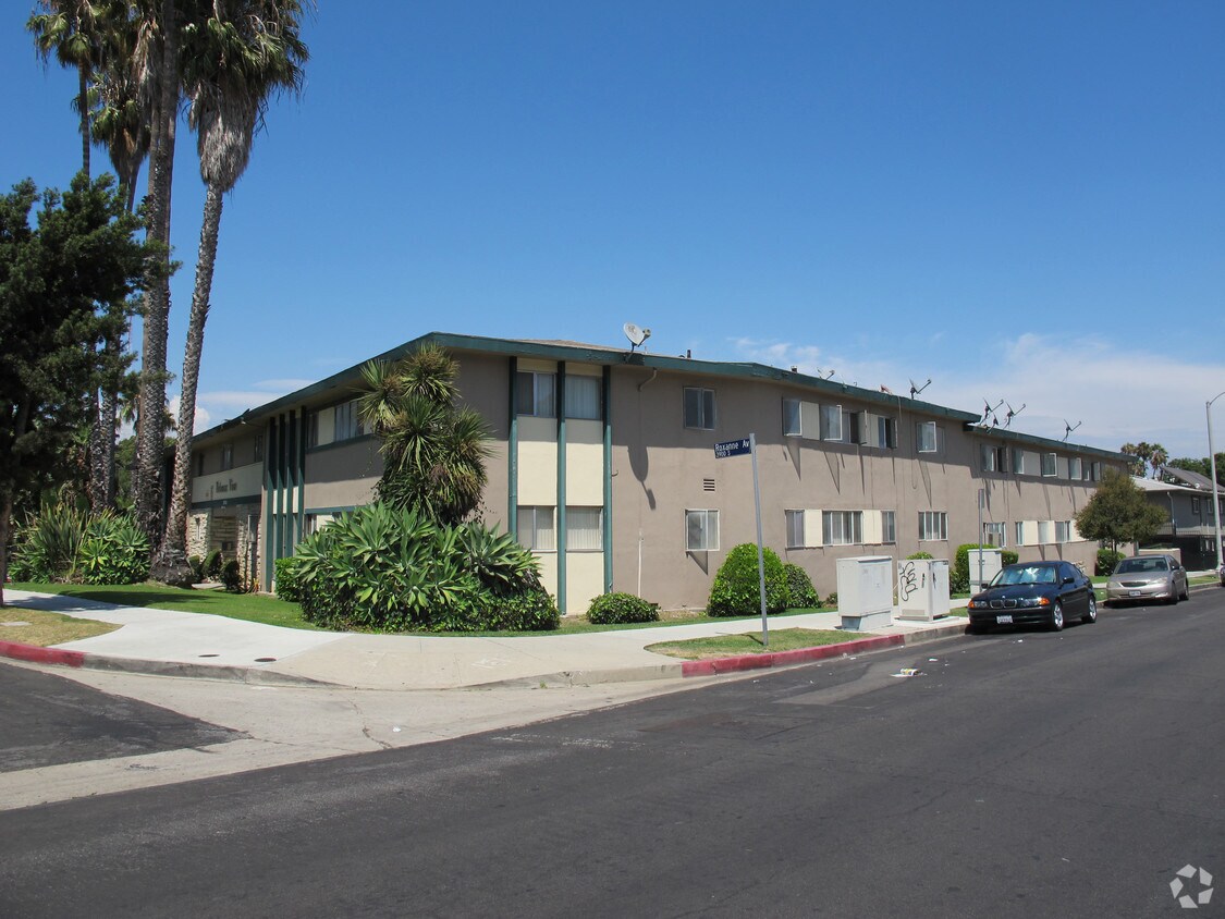 Building Photo - 3930 Roxanne Ave