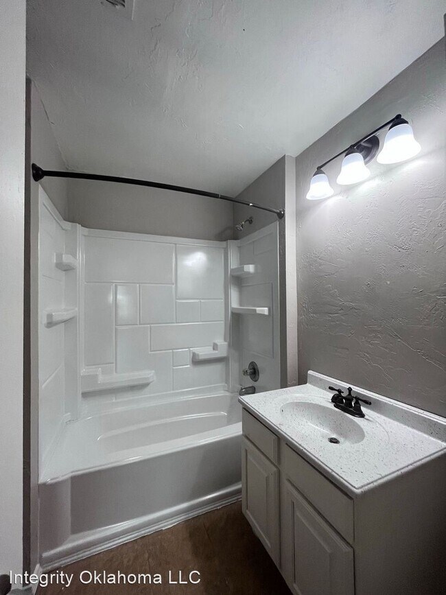 Building Photo - 3 br, 1 bath House - 1337 SW Grand Blvd.