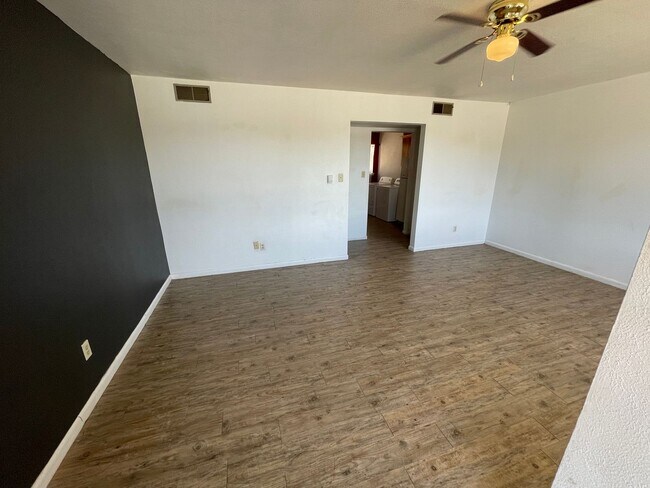Building Photo - Spacious 2 Bed! - Cameo School District