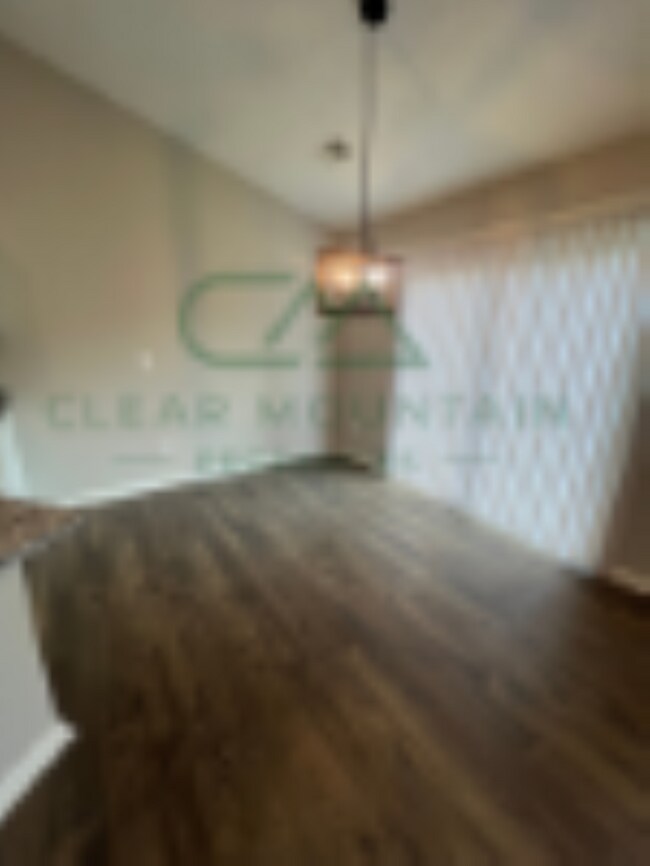 Foto del edificio - Fully Renovated 4 Bedroom Home – Convenien...