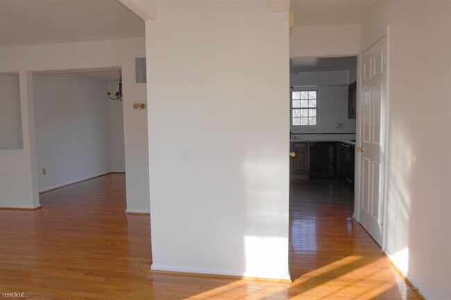 Building Photo - 3 br, 1.5 bath House - 8644 Tower Bridge Way