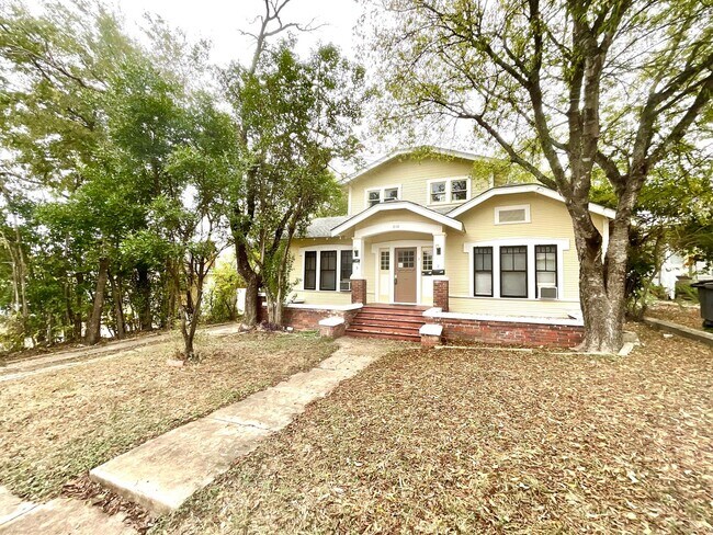 Building Photo - 810 W Magnolia Ave
