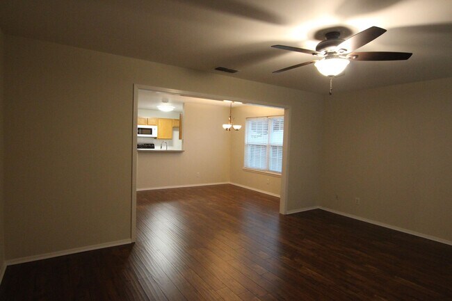 Foto del edificio - 408 Redbud Cir