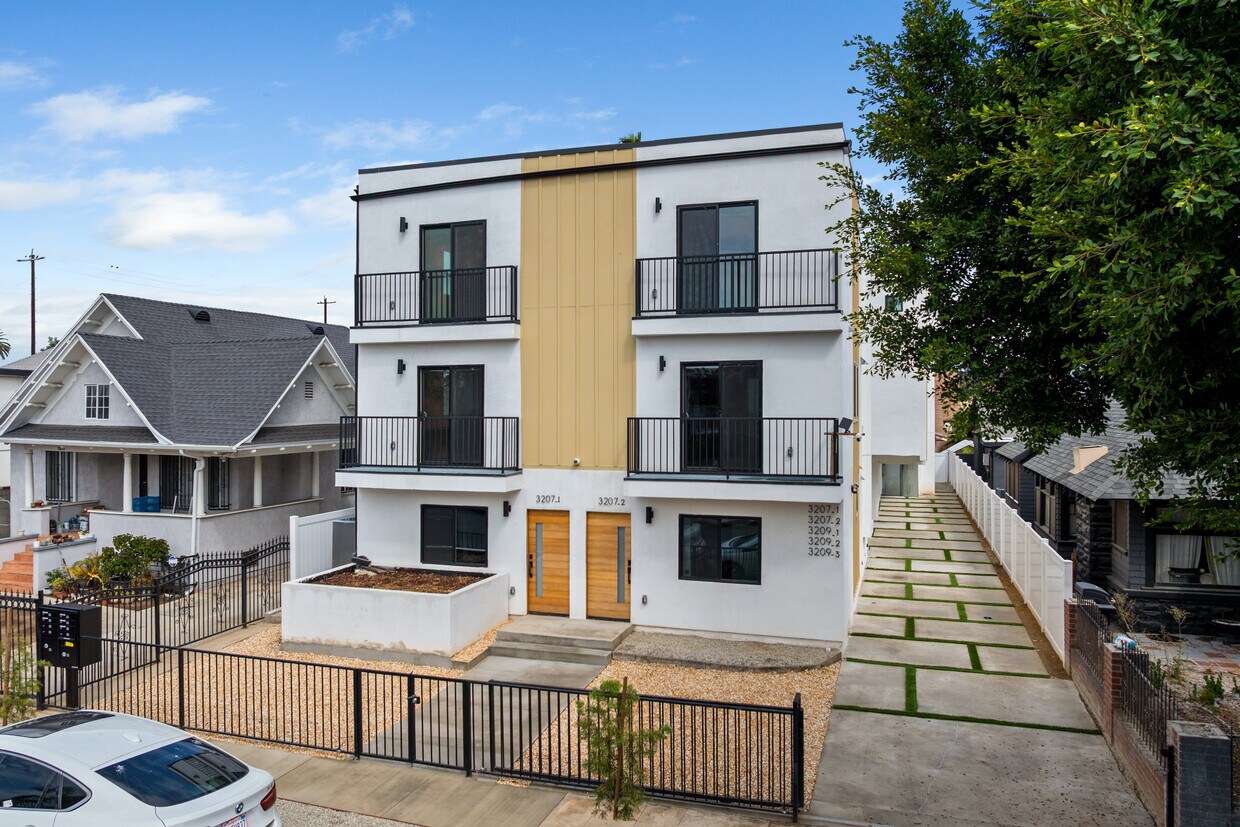 Photo - 3207 W 18th St (Los Angeles, CA)