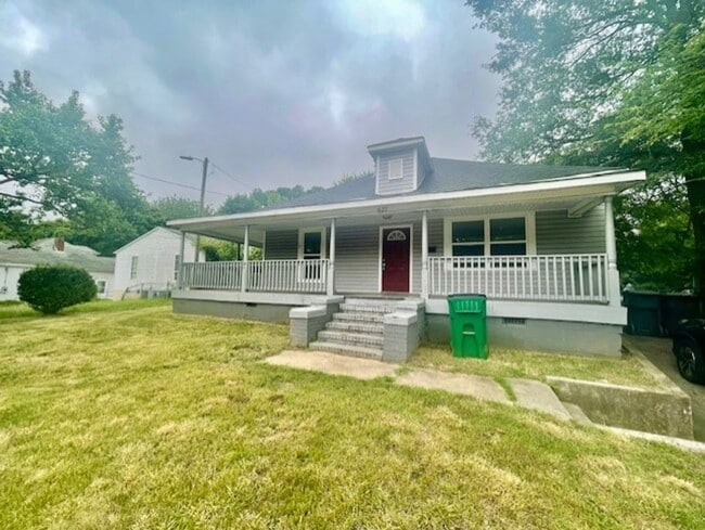 Building Photo - Must view this Adorable 3 bedroom 1 bath h...