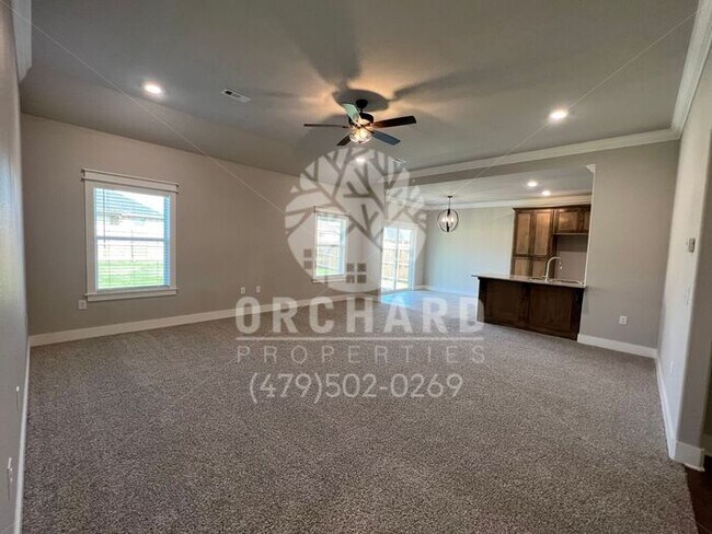 Building Photo - Single Family Home - Sought-After Applewoo...
