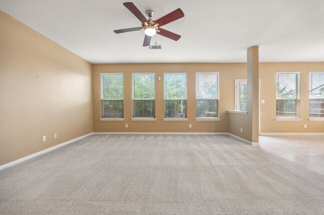 Foto del edificio - Spacious 2 Story 5 Bedroom , 3 Bathroom lo...