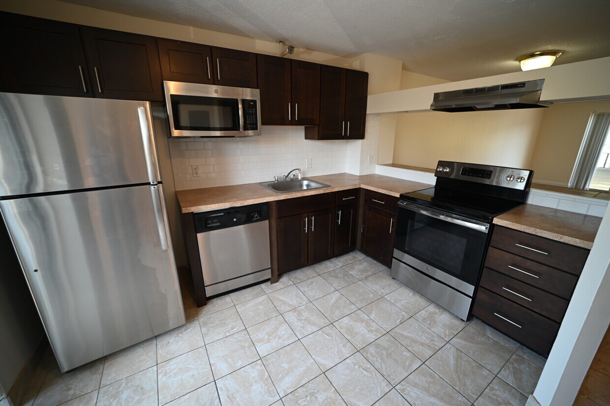 Primary Photo - 142 N Beacon St