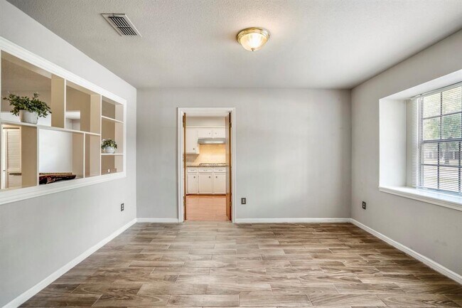 Building Photo - 635 E Cypresswood Dr