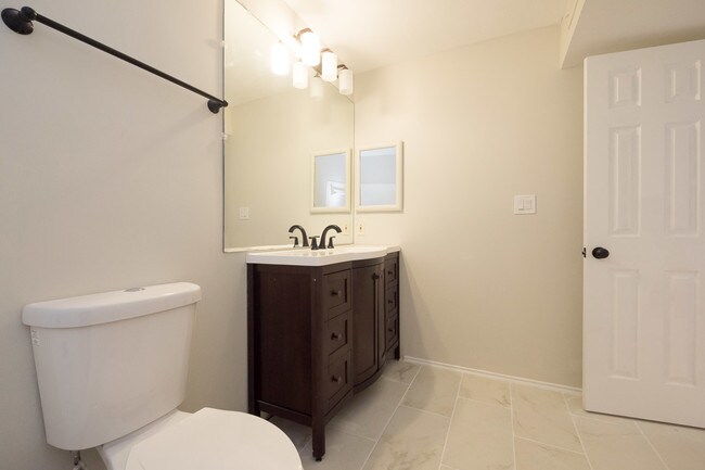 Building Photo - 13422 Lord Dunbore Pl