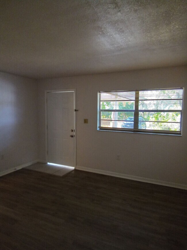 Building Photo - 724 W Alamo Dr