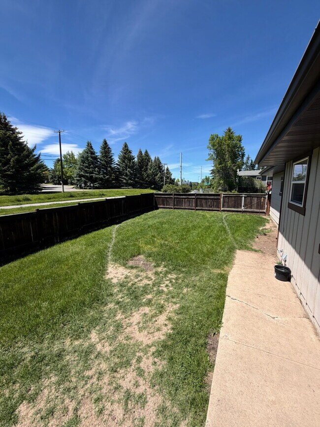 Building Photo - 1104 N Pinecrest Dr