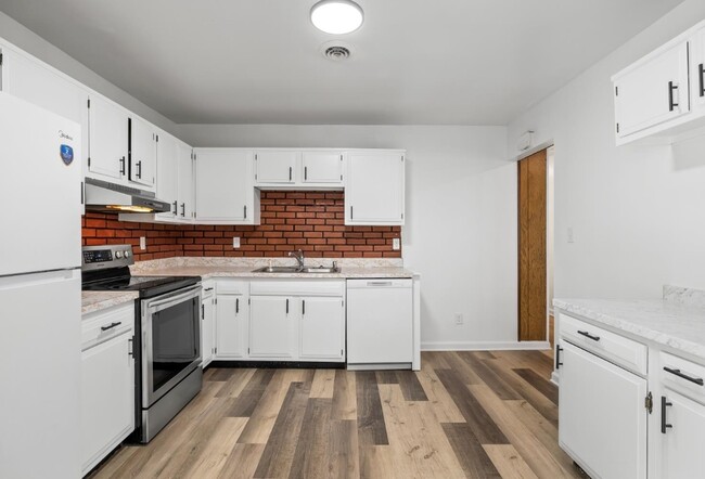 Foto del edificio - 6819 Woodcock Ln