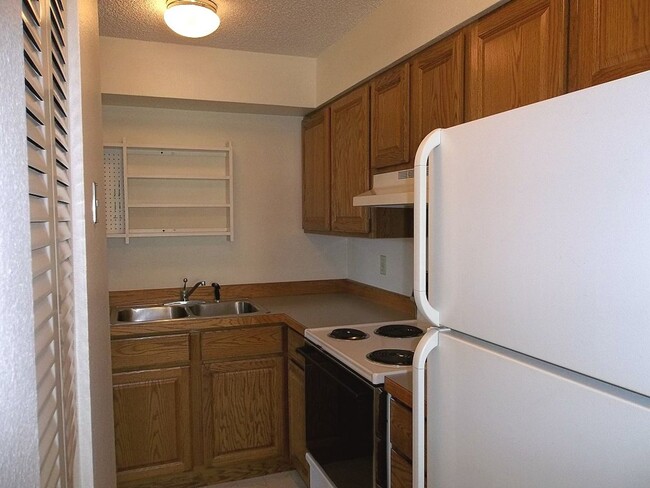 Building Photo - Top Floor 1 Bedroom Condo Near CSU