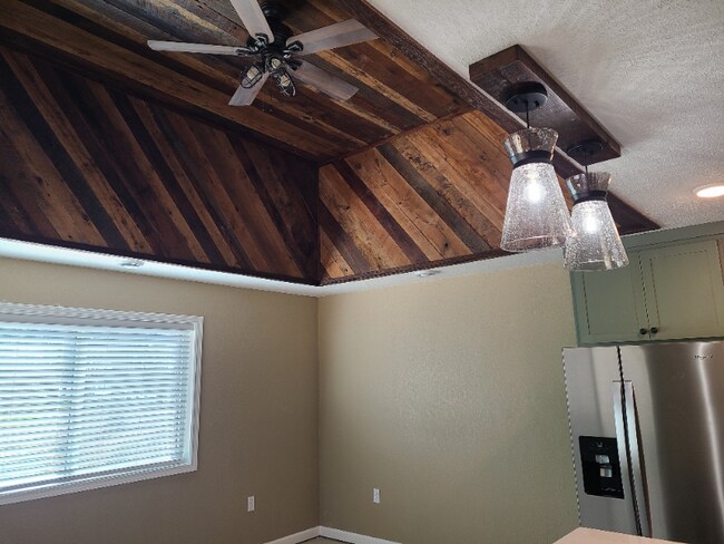 Foto del edificio - 18523 Hartley Lake Rd