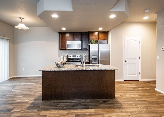 Foto del edificio - Centrally Located End Unit 3 Bed Townhome ...