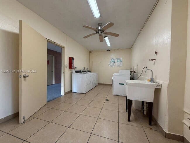 Foto del edificio - 17650 NW 68th Ave