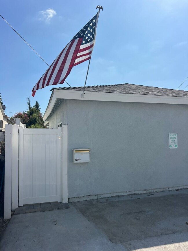 Building Photo - Beautiful Back House with 2 Bedrooms and 2...