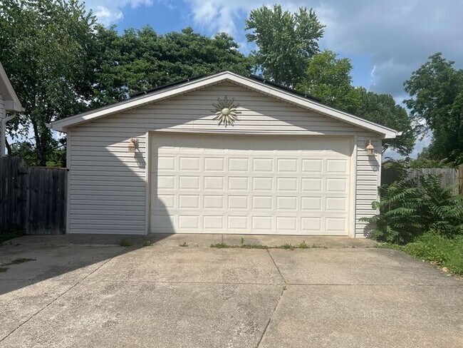 Building Photo - Welcome to 4 Bedroom and 3.5 Bath Home In ...