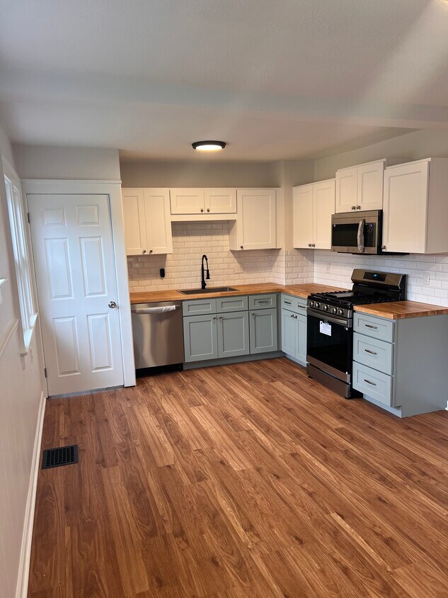 Foto principal - 905 Klem Rd