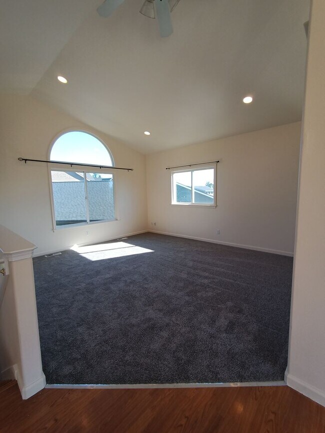 Building Photo - Newly Refurbished Holmes Harbor View Home!