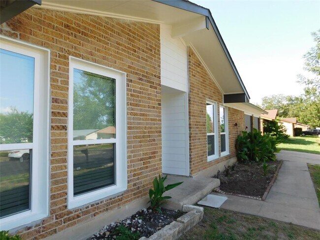 Foto del edificio - 10100 Woodglen Dr