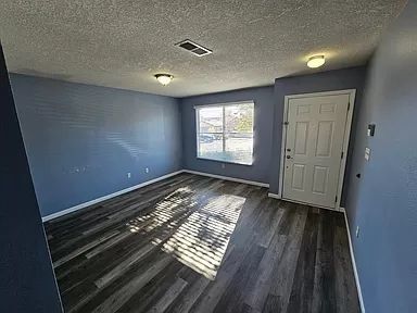 Building Photo - Come see this newly renovated 3 bed 2 bath...