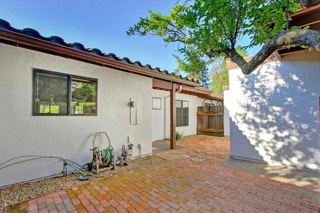 Foto del edificio - 2526 Overhill Ln