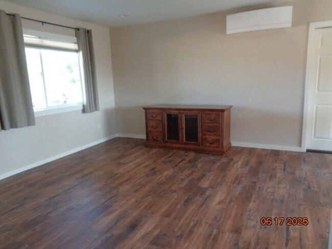 Foto del edificio - Immaculate Custom 1 Story on Shared 2.5 acres
