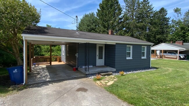 Building Photo - 1601 Glade Rd