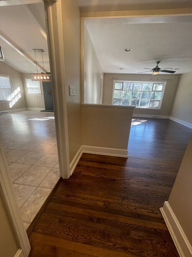 Foto del edificio - 3 BR Brick Ranch with Fenced Yard in Starm...