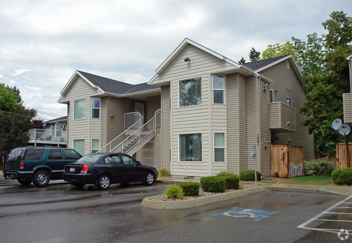 Primary Photo - Parkway Apartments