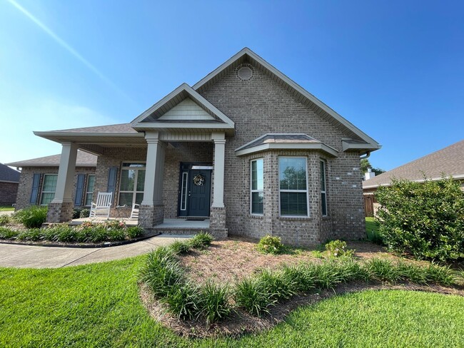 Building Photo - Gorgeous 5 Bedrooms
