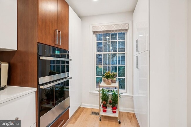 Foto del edificio - 4353 Westover Pl NW