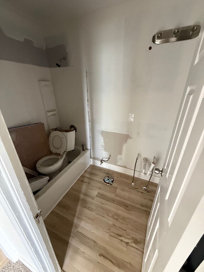 Building Photo - Newly Renovated 2 Bedroom Apartment in Bal...