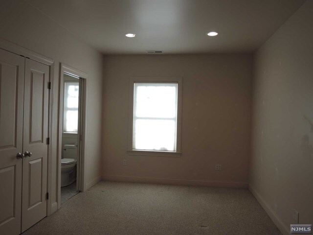 Foto del edificio - 207 Woodside Ave