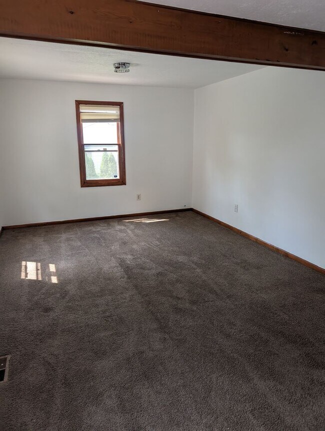 Foto del edificio - A charming 3-bedroom, 1-bathroom in Maple Heights