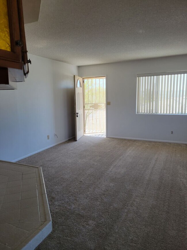 Building Photo - Unfurnished Long Term