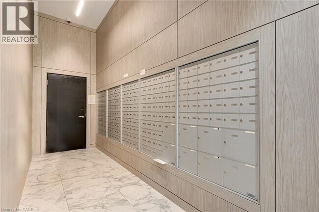 Building Photo - 15 Wellington St S