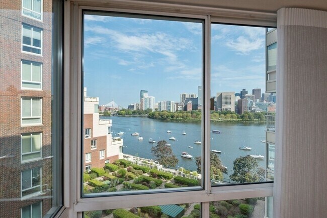 Foto del edificio - 75-83-83 Cambridge Pkwy
