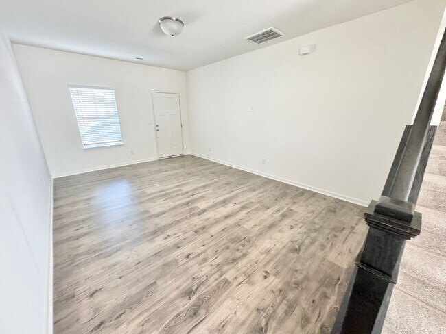 Building Photo - 3BD/2.5BTH townhome minutes from downtown ...