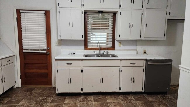 Building Photo - 1613 W Noble Ave