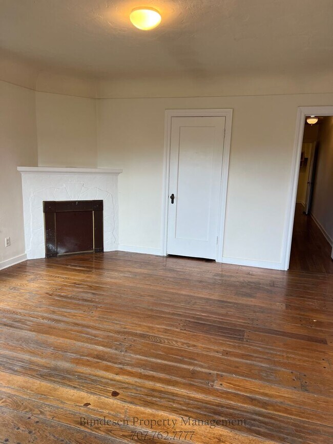 Foto del edificio - Charming 1 Bedroom Home with Hardwood Floors & Private Backyard