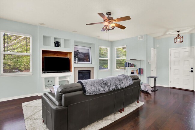 Building Photo - Spectacular 4 bed 3 bed massive home