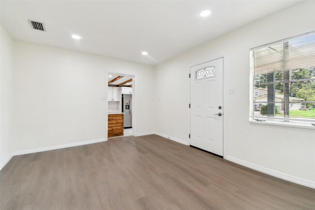 Foto del edificio - 2211 E Hanna Ave