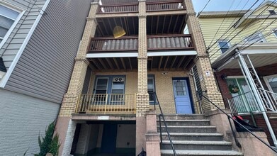 Building Photo - 40 W 17th St